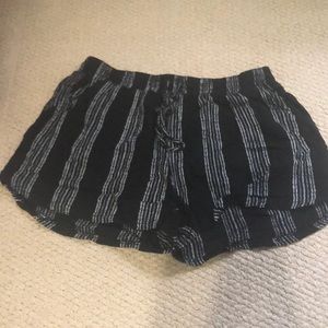 Universal thread black and white striped shorts🌟